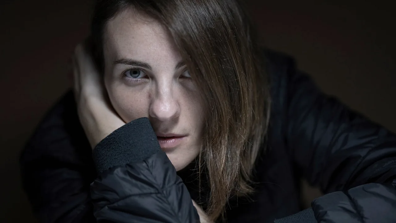 Élodie, 28 ans, aide-soignante à Angers, chez elle au retour d'une garde de nuit.