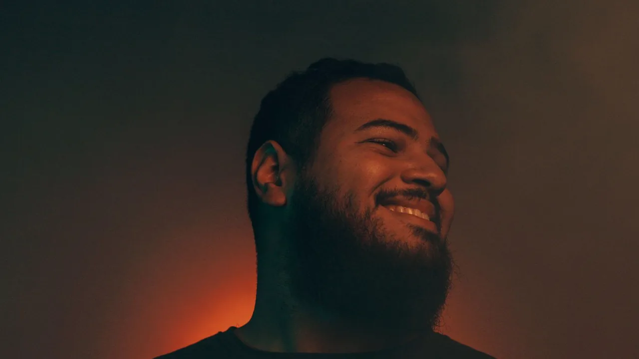 Portrait d'un homme de trente-neuf ans, barbe courte, sourire discret, photographié en intérieur