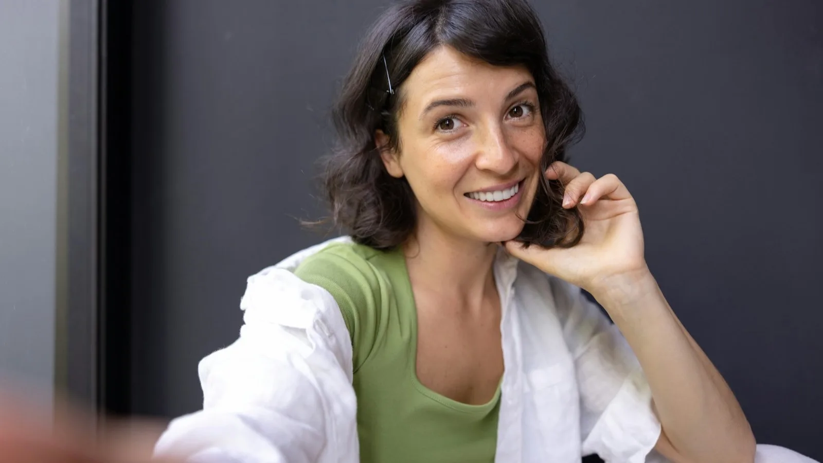 Claire, souriante, au téléphone