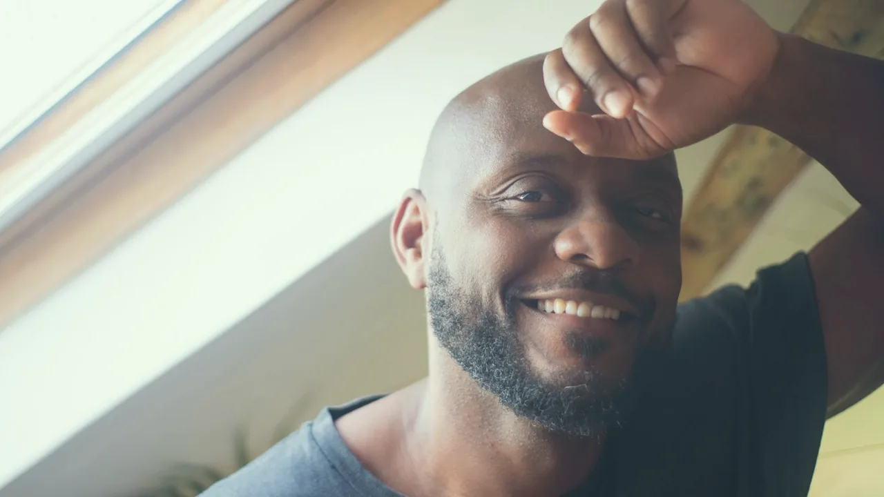 Portrait de Karim, 41 ans, chauffagiste à Clermont-Ferrand, souriant face à l'objectif.