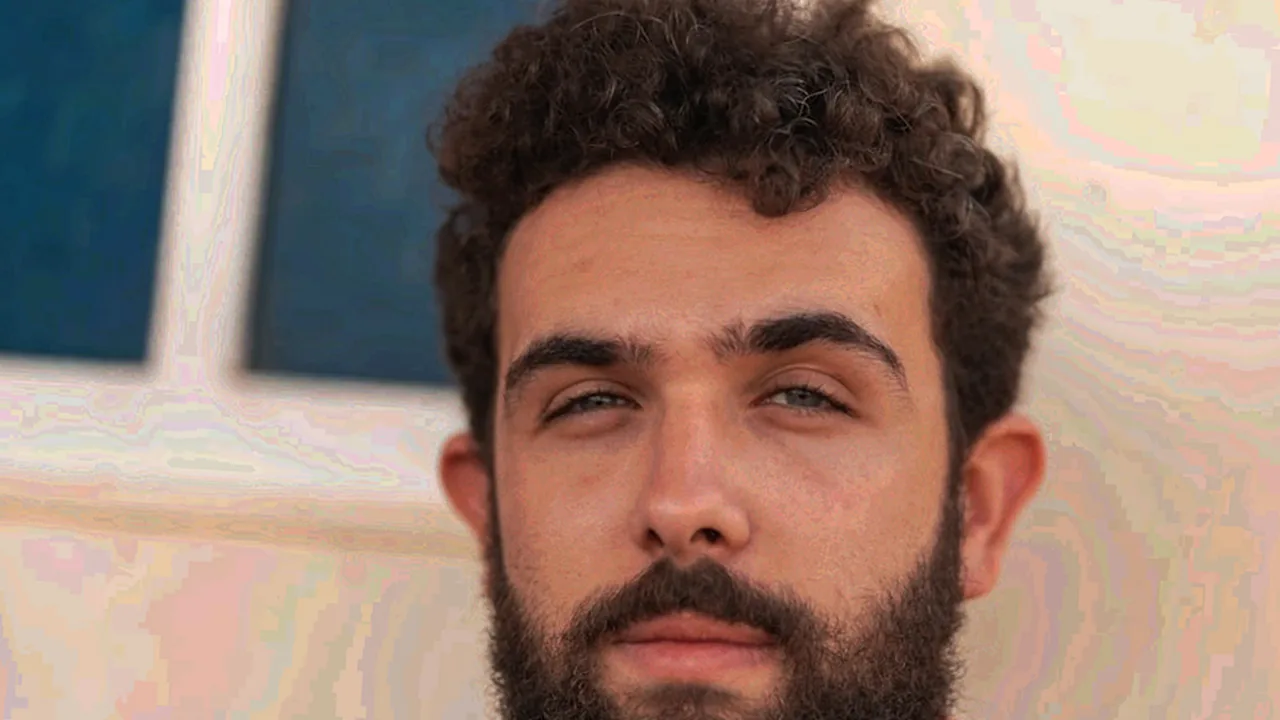 Portrait de Loïc, 34 ans, chauffagiste à Le Mans, souriant de face.