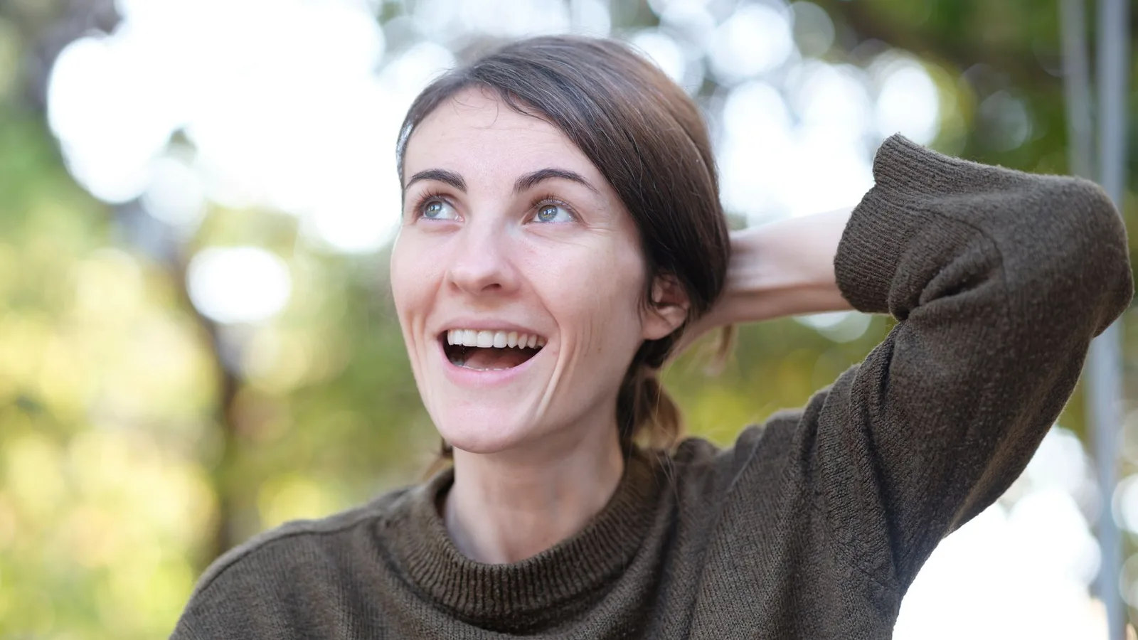 Sofia, souriante, en extérieur